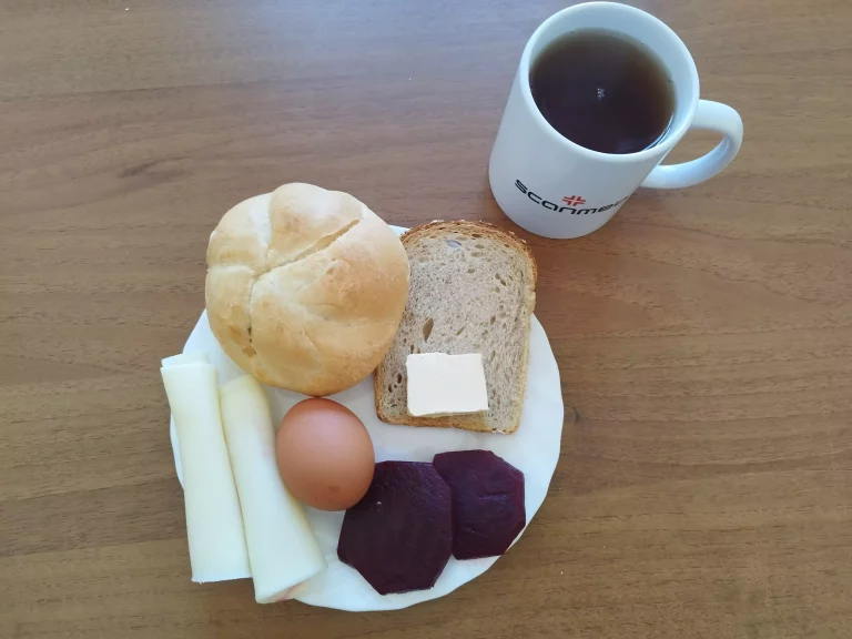 Śniadanie: dieta podstawowa

bułka pszenna 60g, chleb mieszany z płatkami owsianymi 30g, margaryna miękka 10g, ser żółty 40g, jajko na twardo, buraki kiszone 20g, herbata czarna
A: 1,3,7
