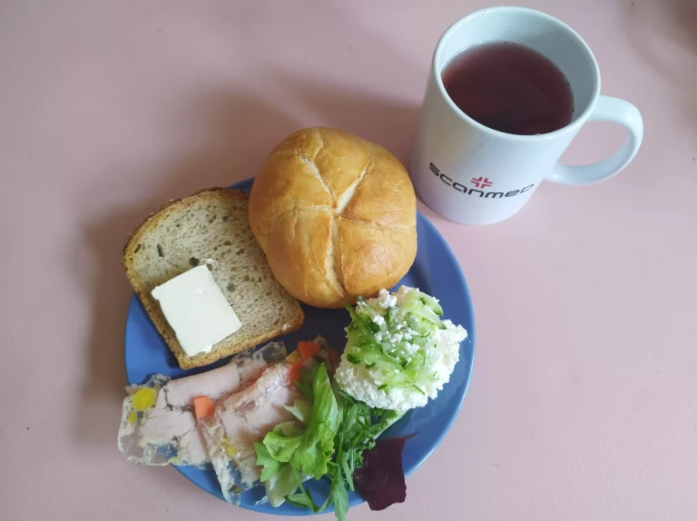 Śniadanie: dieta podstawowa

bułka pszenna 60g, chleb mieszany z płatkami owsianymi 20g, margaryna miękka 10g, wędlina 60g, twarożek z ogórkiem 100g, mix salat, herbata czarna
A 1,7
