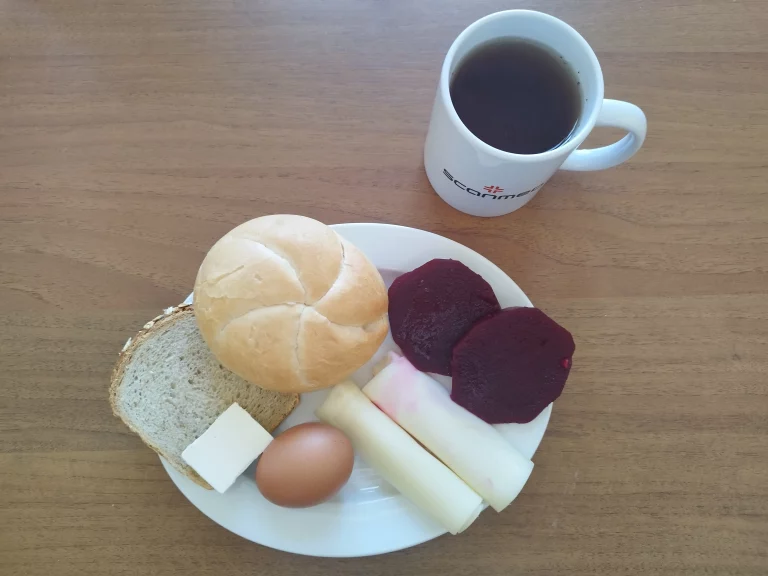 Śniadanie: dieta podstawowa bułka pszenna 60g, chleb mieszany z płatkami owsianymi 20g, margaryna miękka 10g, ser żółty 40g, jajko na twardo, burak kiszony 20g, herbata czarna
A 1,3,7
