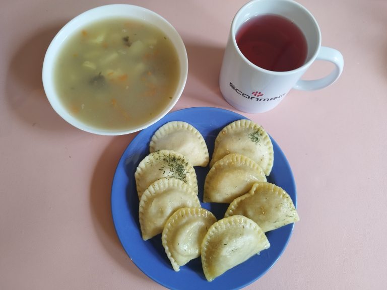 Obiad: dieta podstawowa

zupa pieczarkowa 450ml, pierogi z mięsem 320g, woda z sokiem owocowym
A: 1,3,7
