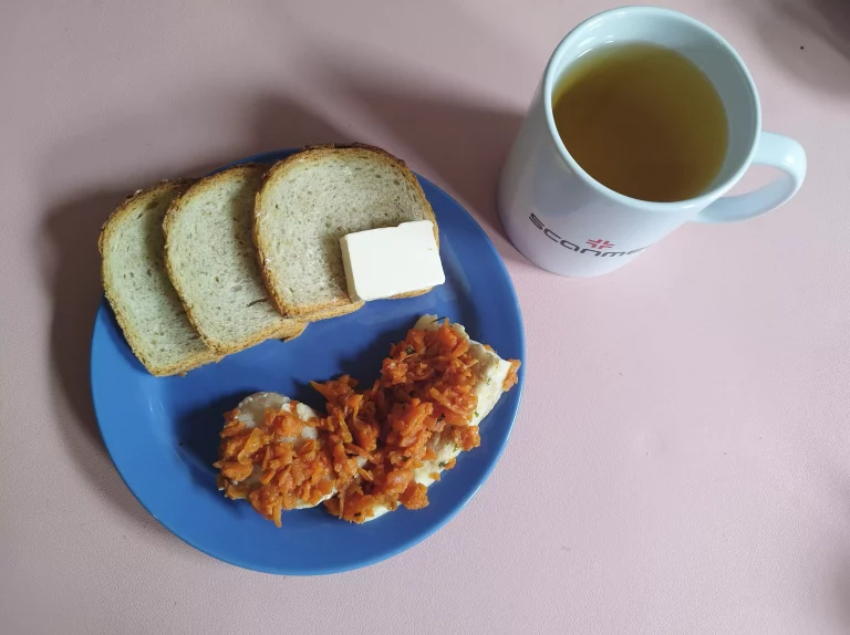 Śniadanie: dieta z ograniczeniem łatwoprzyswajalnych węglowodanów

chleb mieszany z płatkami owsianymi 70g, margaryna miękka 10g, ryba po grecku 70g, herbata czarna
A 1,4,7,9
