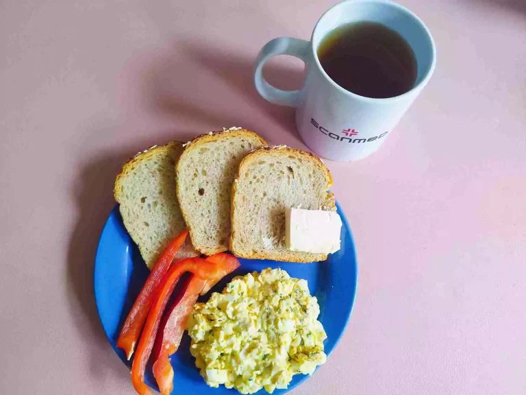 Śniadanie: dieta z ograniczeniem łatwoprzyswajalnych węglowodanów

chleb mieszany z płatkami owsianymi 70g, margaryna miękka 10g, pasta jajeczna 120g, papryka 20g, herbata czarna
A: 1,3,7
