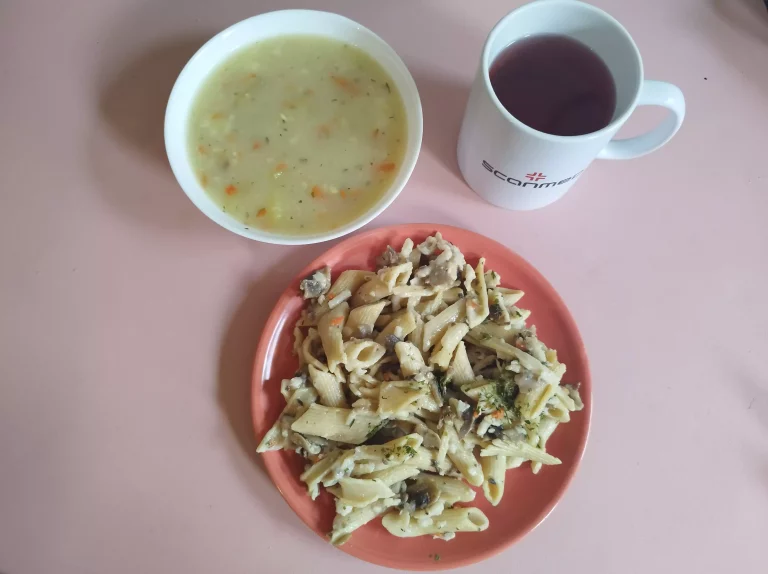 Obiad: dieta z ograniczeniem łatwoprzyswajalnych węglowodanów 

zupa kalafiorowa 450ml, zapiekanka z makaronu pełnoziarnistego z pieczarkami i szynką 350g, woda z sokiem
A 1,3,7
