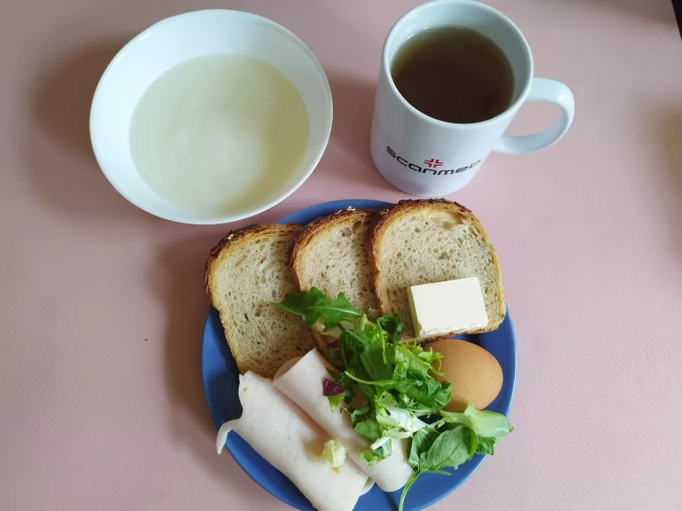 Śniadanie: dieta z ograniczeniem łatwoprzyswajalnych węglowodanów

chleb mieszany z płatkami owsianymi 70g, margaryna miękka 10g, kasza manna na mleku 150ml, jajko na twardo, wędlina 60g, mix sałat, herbata czarna
A: 1,3,7
