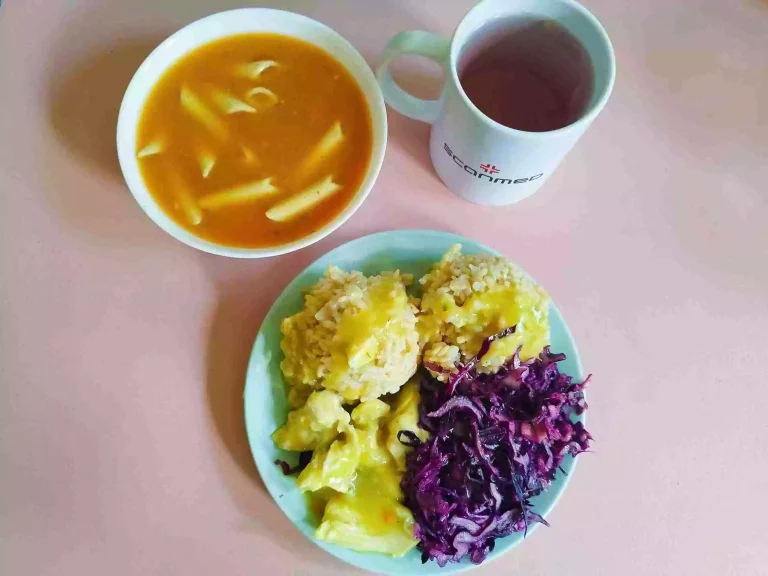 Obiad: dieta z ograniczeniem łatwoprzyswajalnych węglowodanów 

zupa pomidorowa z makaronem pełnoziarnistym 450ml, ryż brązowy 100g, kurczak w sosie curry 200g, surówka z czerwonej kapusty i jabłka 110g, woda z sokiem owocowym
A: 1,3,7

