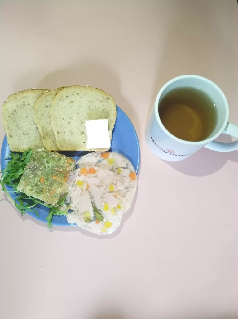 Śniadanie: dieta z ograniczeniem łatwoprzyswajalnych węglowodanów

chleb mieszany z płatkami owsianymi 70g, margaryna miękka 10g, galaretka drobiowa 120g, wędlina 60g, rukola, herbata czarna
A: 1,7
