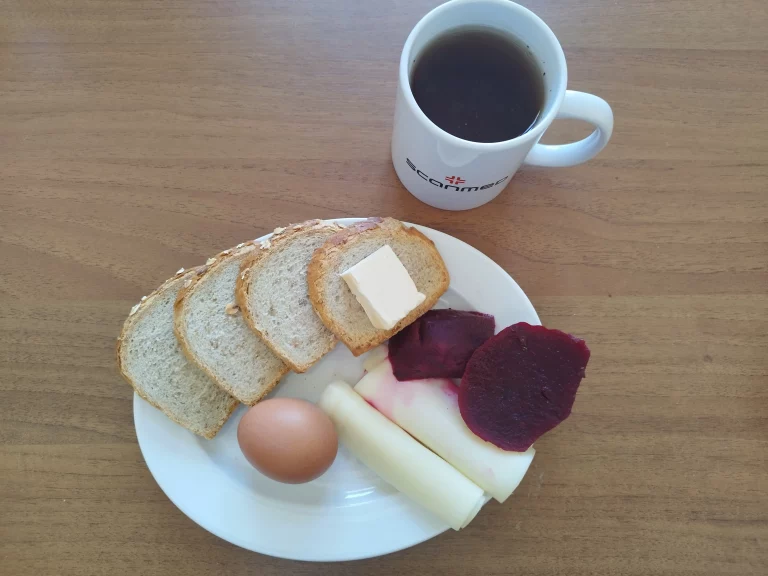 Śniadanie: dieta z ograniczeniem łatwoprzyswajalnych węglowodanów chleb mieszany z płatkami owsianymi 70g, margaryna miękka 10g, ser żółty 40g, jajko na twardo, burak kiszony 20g, herbata czarna
A 1,3,7
