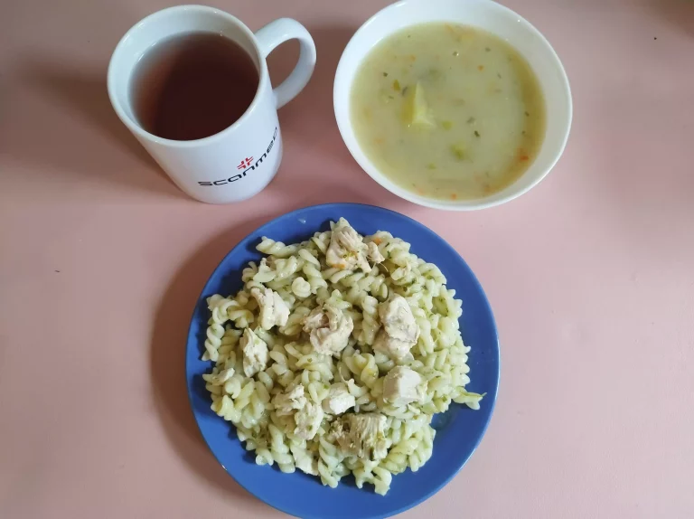 Obiad: dieta łatwostrawna 

zupa ziemniaczana 450ml, makaron ze szpinakiem i kurczakiem w sosie jogurtowym 350g, woda z sokiem
A 1,7,9
