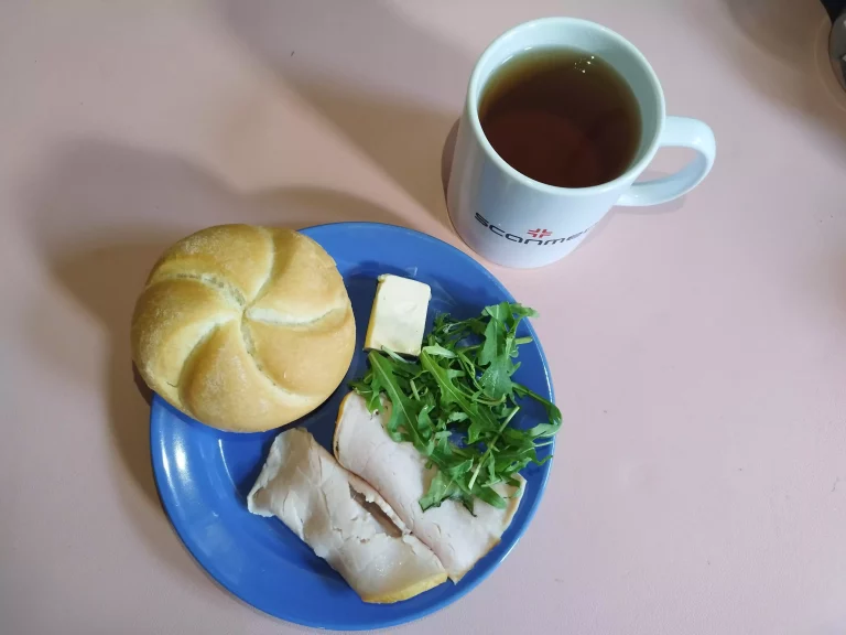 Śniadanie: dieta łatwostrawna

kajzerka 60g, margaryna miękka 10g, wędlina 60g, rukola, czarna herbata
A 1,7
