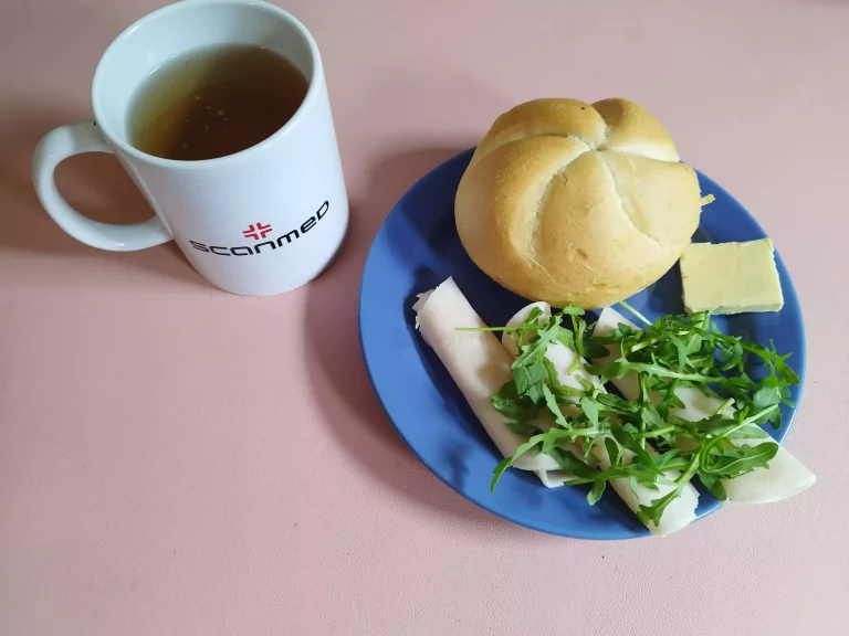 Śniadanie: dieta łatwostrawna

kajzerka 60g, margaryna miękka 10g, wędlina 60g, rukola, herbata czarna
A: 1,7

