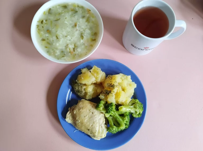 Obiad: dieta łatwostrawna 

zupa ryżowa, udko z kurczaka gotowane 100g, ziemniaki gotowane 200g, brokuł gotowany 100g, woda z sokiem
A 7
