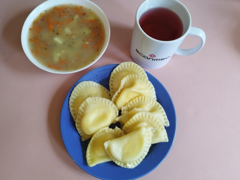 Obiad: dieta łatwostrawna 

zupa ziemniaczana 450ml, pierogi z serem 320g, woda z sokiem owocowym
A: 1,3,7
