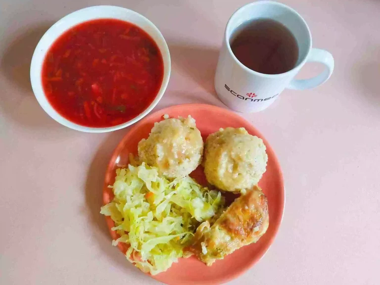Obiad: dieta z ograniczeniem łatwoprzyswajalnych węglowodanów 

zupa botwinka 450ml, roladka wieprzowa 120g, kasza jęczmienna 100g, surówka z kapusty kiszonej 110g, woda z sokiem owocowym
A: 1
