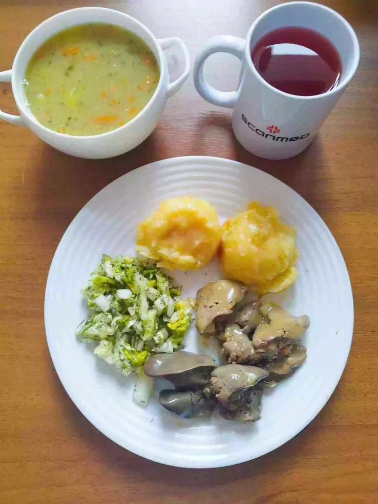 Obiad: dieta o kontrolowanej zawartości kwasów tłuszczowych

zupa grochowa 450ml, wątróbka drobiowa gotowana 150g, ziemniaki gotowane 150g, surówka z kapusty pekińskiej 110g, woda z sokiem owocowym
A: 1
