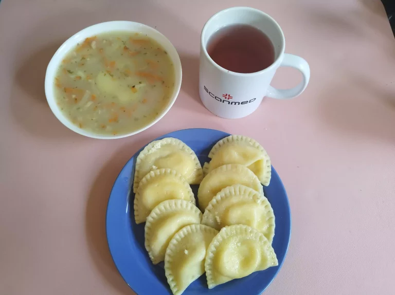 Obiad: dieta łatwostrawna 

zupa jarzynowa 450ml, pierogi z serem 320g, woda z sokiem owocowym
A 1,3,7,9
