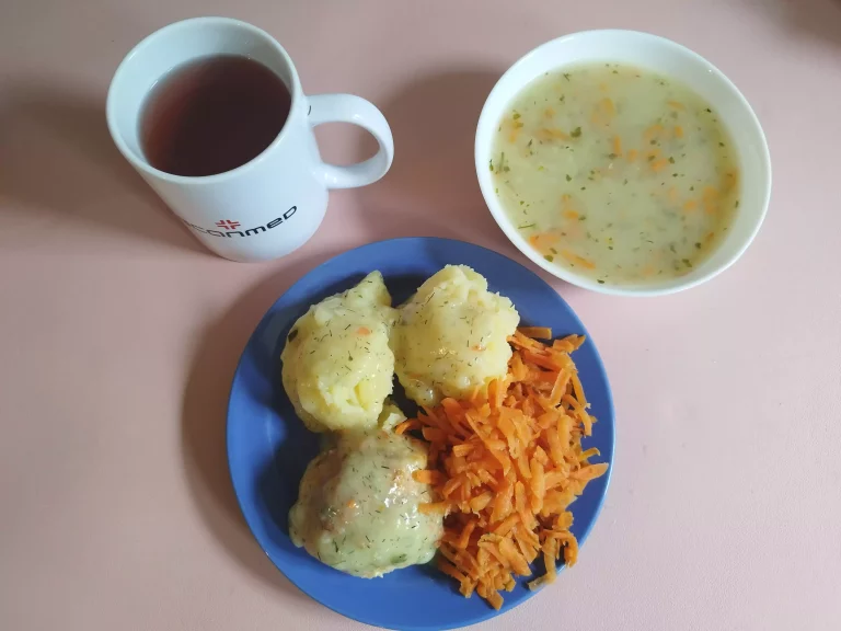 Obiad: dieta łatwostrawna 

zupa ryżowa 450 ml, ziemniaki gotowane 200g, kotlet mielony drobiowo-wieprzowy duszony w sosie koperkowym 120g, marchew gotowana 110g, woda z sokiem owocowym

A: brak
