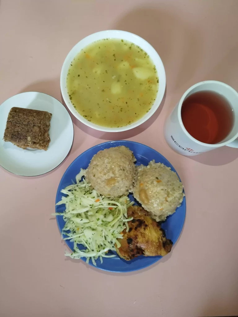 Obiad: dieta podstawowa

zupa grochowa 450ml, udko pieczone 120g, kasza jęczmienna 100g, surówka z kapusty białej 110g, woda z sokiem owocowym
A: 1,7
