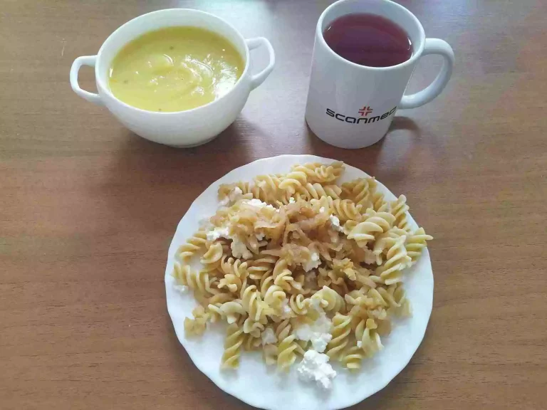 Obiad: dieta podstawowa

zupa krem z dyni 450ml, ryż z serkiem, jabłkiem i cynamonem 250g, woda z sokiem owocowym
A: 7
