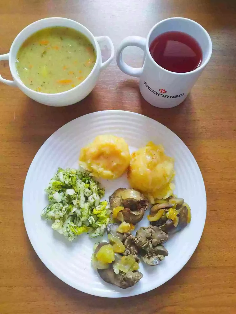 Obiad: dieta podstawowa

zupa grochowa 450ml, wątróbka drobiowa smażona z cebulą 150g, ziemniaki gotowane 150g, surówka z kapusty pekińskiej 110g, woda z sokiem owocowym
A: 1
