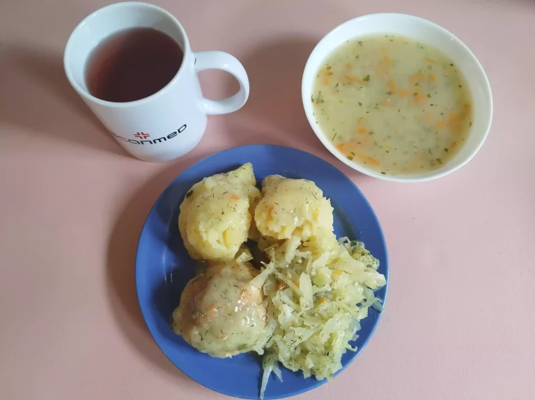 Obiad: dieta podstawowa

zupa ryżowa 450 ml, ziemniaki gotowane 200g, kotlet mielony drobiowo-wieprzowy duszony w sosie koperkowym 120g, kapusta biała na ciepło 110g, woda z sokiem owocowym
A: brak
