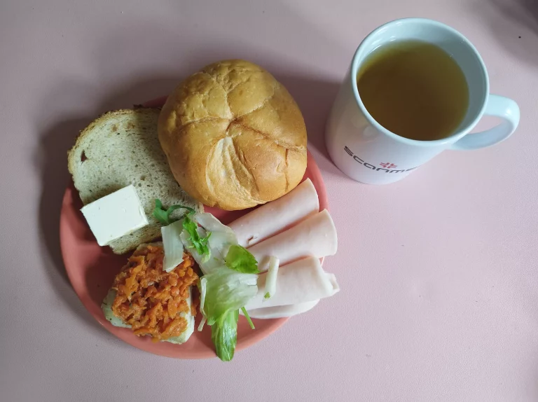 Śniadanie: dieta podstawowa

bułka pszenna 60g, chleb mieszany z płatkami owsianymi 20g, margaryna miękka 10g, ryba po grecku 70g, wędlina 60g, mix salat, herbata czarna
A 1,4,7,9

