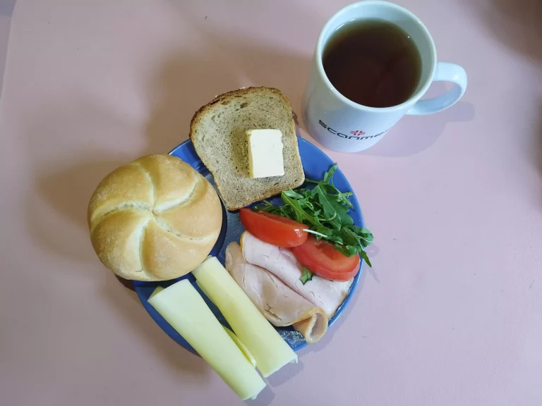 Śniadanie: dieta podstawowa

bułka pszenna 60g, chleb mieszany z płatkami owsianymi 20g, margaryna miękka 10g, wędlina 60g, ser żółty 40g, rukola, pomidor, herbata czarna
A 1,7
