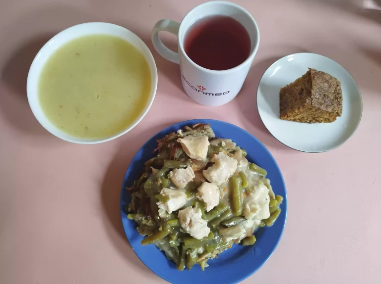 Obiad: dieta podstawowa

zupa krem z białych warzyw 450ml, placki ziemniaczane z cukinii z fasolką szparagową 350g, woda z sokiem owocowym
A: 1,3,7,9
