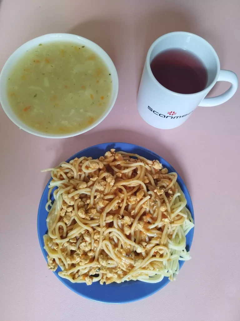 Obiad: dieta podstawowa

zupa kalafiorowa 450ml, spaghetti z mięsem mielonym drobiowym 400g, woda z sokiem owocowym
A: 1,3,7
