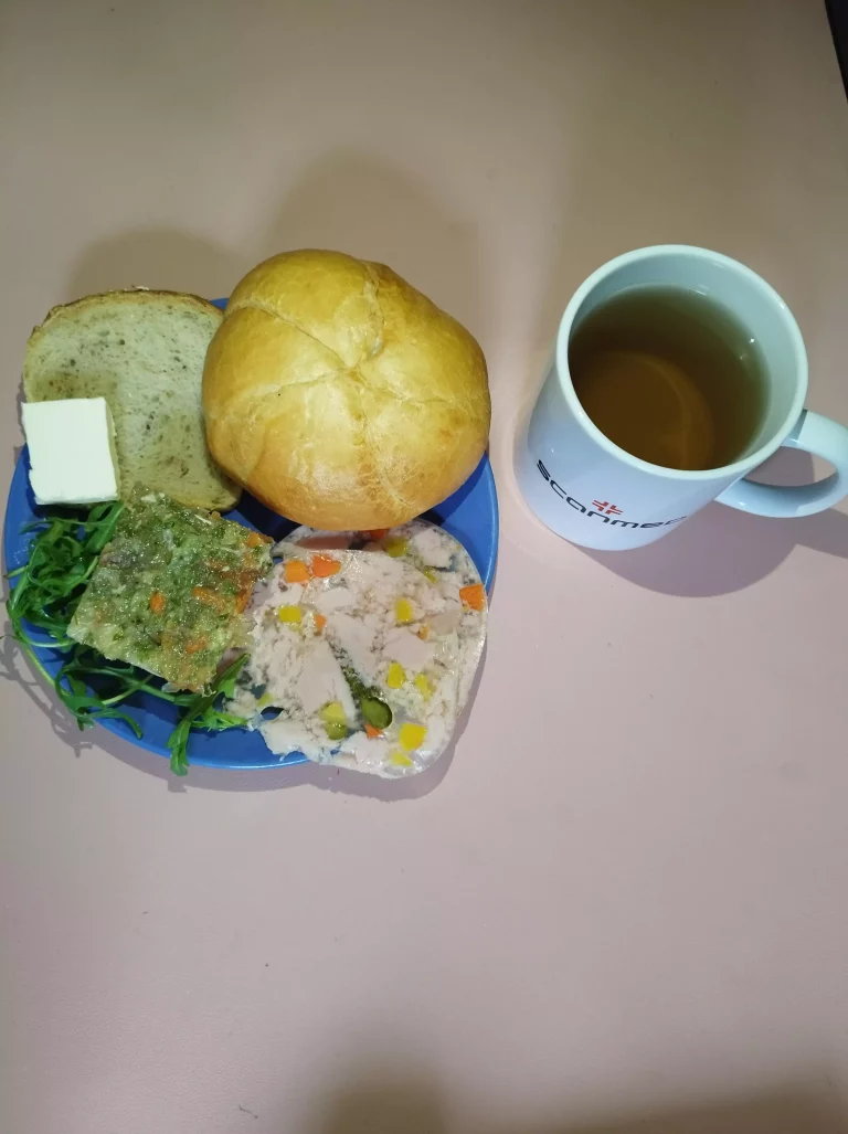 Śniadanie: dieta podstawowa

bułka pszenna 60g, chleb mieszany z płatkami owsianymi 20g, margaryna miękka 10g, galaretka drobiowa 100g, wędlina 60g, rukola, herbata czarna
A: 1,7
