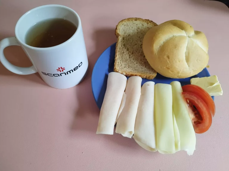Śniadanie: dieta podstawowa

bułka pszenna 60g, chleb mieszany z płatkami owsianymi 20g, margaryna miękka 10g, wędlina 60g, ser żółty 40g, pomidor 20g, herbata czarna
A: 1,7
