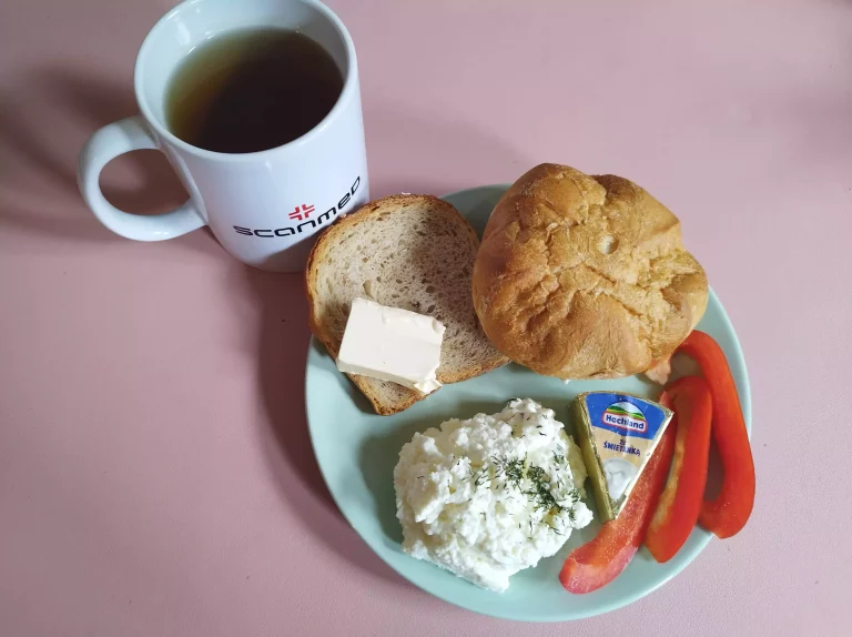 Śniadanie: dieta podstawowa

bułka pszenna 60g, chleb mieszany z płatkami owsianymi 20g, margaryna miękka 10g, twarożek 100g ser topiony 30g, papryka, herbata czarna
A: 1,7
