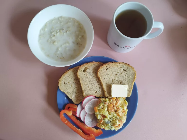 śniadanie dieta z ograniczeniem łatwo przyswajalnych węglowodanów: chleb mieszany z płatkami owsianymi 70g, margaryna miękka 10g, owsianka na mleku 150ml, sałatka jarzynowa 120g, rzodkiewka, papryka, herbata czarna
A 1,3,7,9