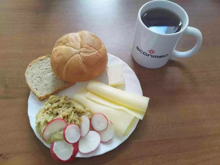 Śniadanie: dieta podstawowa

bułka pszenna 60g, chleb mieszany z płatkami owsianymi 20g, margaryna miękka 10g, ser żółty 40g, pasta z soczewicy 100g, rzodkiewka, herbata czarna
A: 1,7

