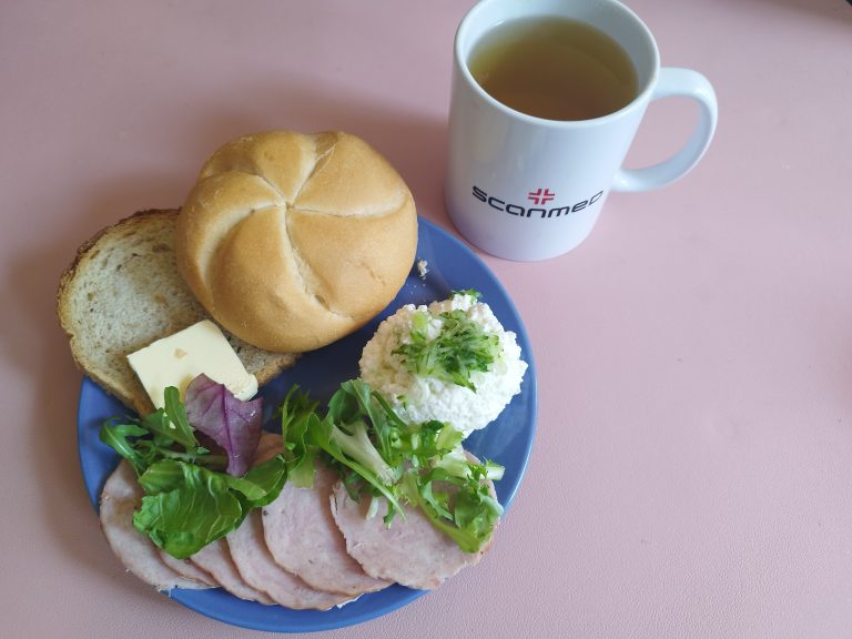 Śniadanie: dieta podstawowa

bułka pszenna 60g, chleb mieszany z płatkami owsianymi 20g, margaryna miękka 10g, wędlina 60g, twarożek z ogórkiem 100g, mix sałat, herbata
A: 1,7
