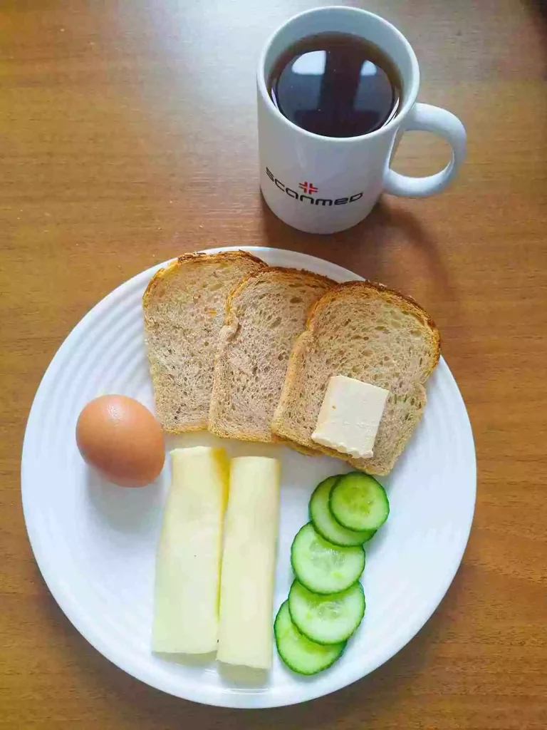 Śniadanie: dieta o kontrolowanej zawartości kwasów tłuszczowych

chleb mieszany z płatkami owsianymi 60g, margaryna miękka 10g, jajko na twardo, ser żółty 40g, ogórek zielony 30g, herbata czarna
A: 1,3,7
