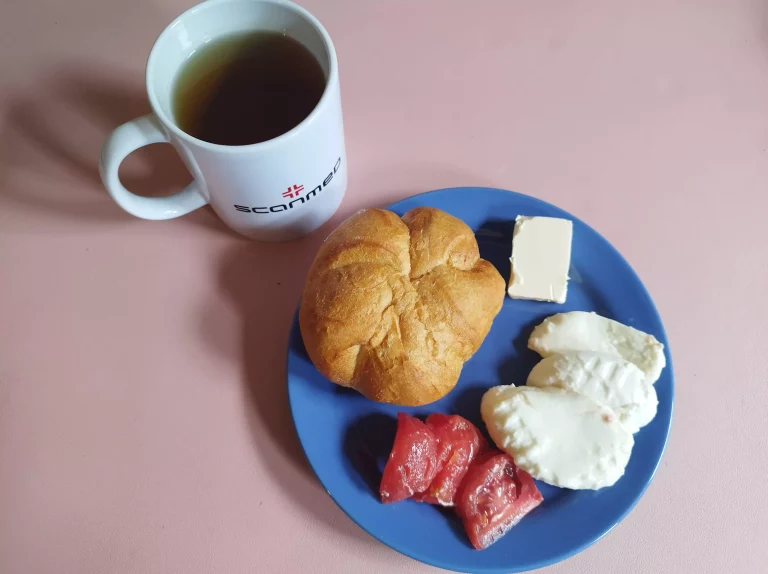 Śniadanie: dieta łatwostrawna

bułka kajzerka 60g, margaryna miękka 10g, ser mozzarella 80g, pomidor bez skórki, herbata czarna
A: 1,7
