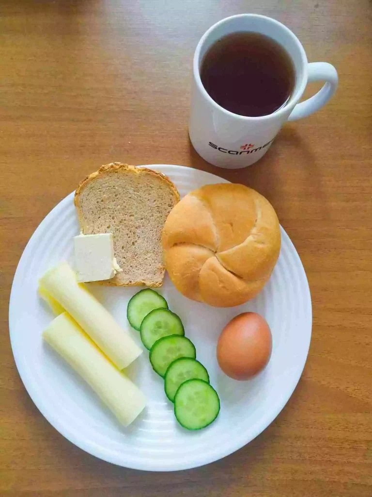 Śniadanie: dieta podstawowa

bułka pszenna 60g, chleb mieszany z płatkami owsianymi 20g, margaryna miękka 10g, jajko na twardo, ser żółty 40g, ogórek zielony 30g, herbata czarna
A: 1,3,7
