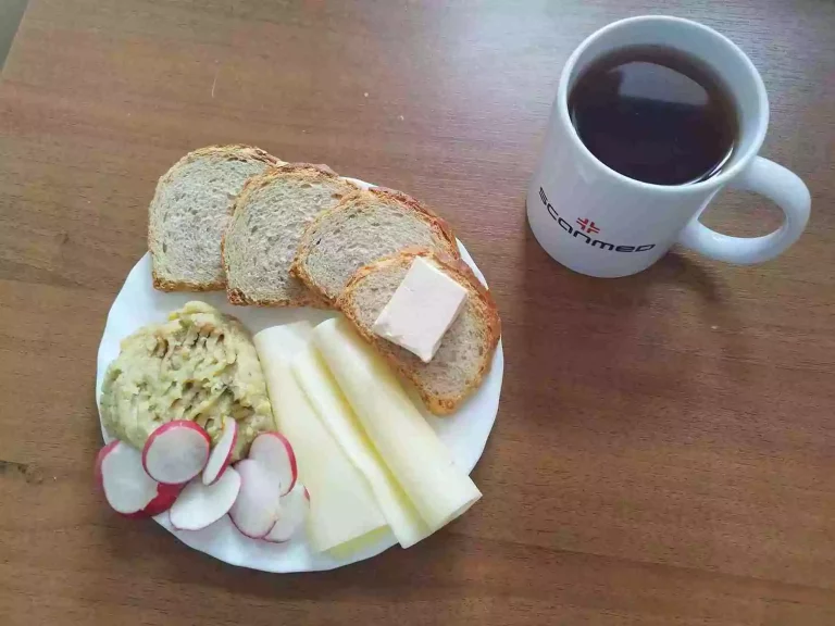 Śniadanie: dieta o kontrolowanej zawartości kwasów tłuszczowych

chleb mieszany z płatkami owsianymi 70g, margaryna miękka 10g, ser żółty 40g, pasta z soczewicy 100g, rzodkiewka, herbata czarna 
A: 1,7
