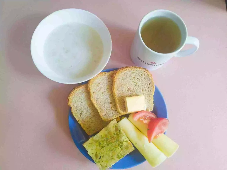 Śniadanie: dieta z ograniczeniem łatwoprzyswajalnych węglowodanów

chleb mieszany z płatkami owsianymi 70g, margaryna miękka 10g, owsianka na mleku 150ml, galaretka drobiowa 120g, ser żółty 40g, pomidor 20g, herbata czarna
A: 1,7
