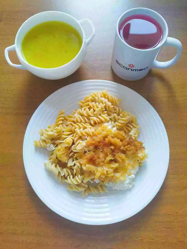 Obiad: dieta o kontrolowanej zawartości kwasów tłuszczowych

zupa krem z cukinii 450ml, makaron pełnoziarnisty z białym serem, prażonym jabłkiem i cynamonem 250g, woda z sokiem owocowym
A: 1,3,7
