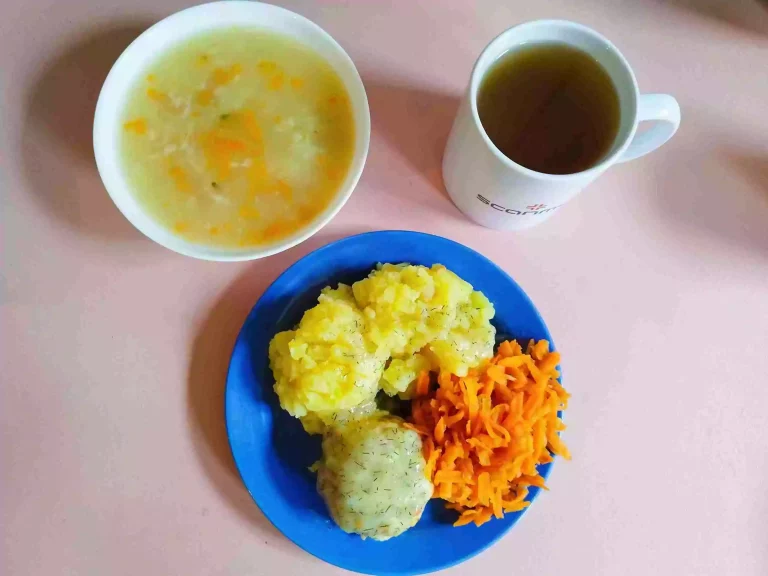 Obiad: dieta łatwostrawna

zupa krupnik 450ml, ziemniaki gotowane 200g, kotlet mielony drobiowo wieprzowy w sosie koperkowym (pieczony) 120g, marchew gotowana 110g, woda z sokiem owocowym
A: 1,3
