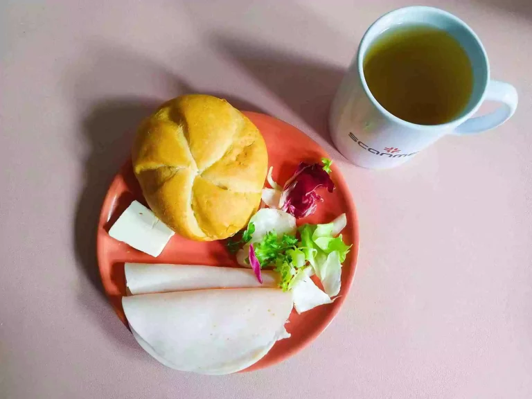 Śniadanie: dieta łatwostrawna

kajzerka 60g, margaryna miękka 10g, wędlina 60g, mix sałat, herbata czarna
A: 1,7
