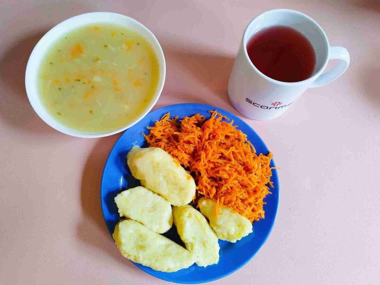 Obiad: dieta łatwostrawna

zupa krupnik 450 ml, kluski leniwe 200g, surówka z marchewki i brzoskwini 100g, woda z sokiem owocowym
A: 1,3,7

