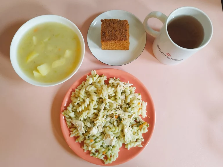 Obiad: dieta łatwostrawna 

zupa ziemniaczana 450ml, makaron ze szpinakiem i kurczakiem w sosie jogurtowym 350g, woda z sokiem
A 1,3,7,9
