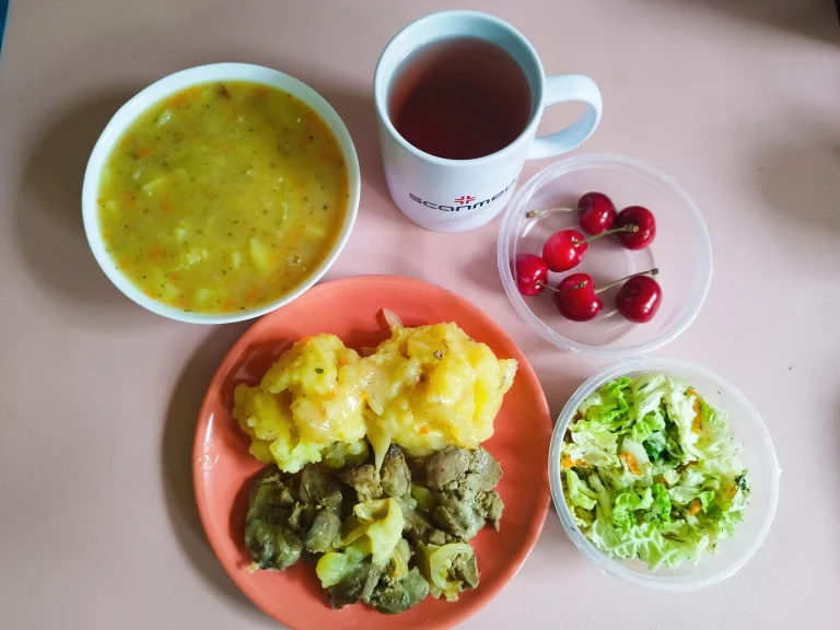 obiad dieta podstawowa: zupa grochowa 450ml, wątróbka drobiowa zasmażana z cebulką 150g, ziemniaki gotowane 150g, surówka z kapusty pekińskiej 110g, woda z sokiem owocowym
A: 1
