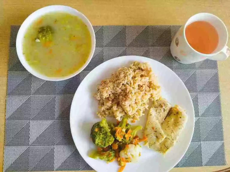 Obiad: dieta o kontrolowanej zawartości kwasów tłuszczowych

zupa brokułowa 450ml, ryba pieczona w sosie koperkowym 100g, ryż pełnoziarnisty 100g, bukiet warzyw, woda z sokiem owocowym
A: 1,4,7

