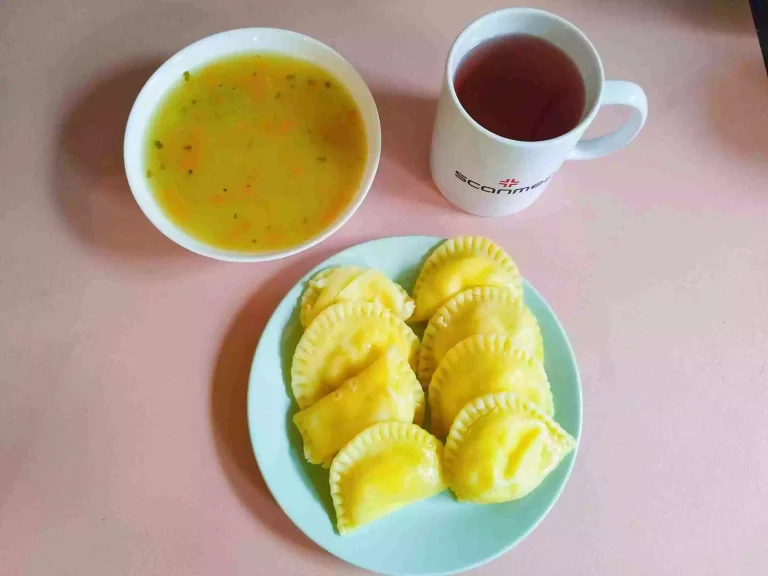 Obiad: dieta łatwostrawna 

zupa jarzynowa 450ml, pierogi z erem 320g, woda z sokiem owocowym
A: 1,3,7,9
