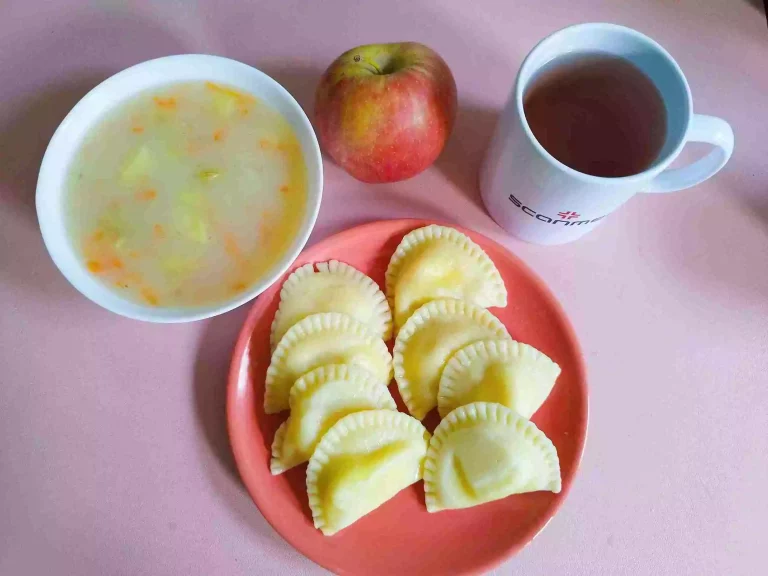Obiad: dieta łatwostrawna 

zupa ziemniaczana 450ml, pierogi z serem 320g, woda z sokiem owocowym
A: 1,3,7
