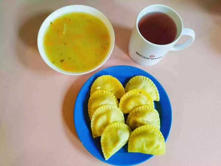 Obiad: dieta podstawowa

zupa jarzynowa 450ml, pierogi z mięsem 320g, woda z sokiem owocowym
A: 1,3,9
