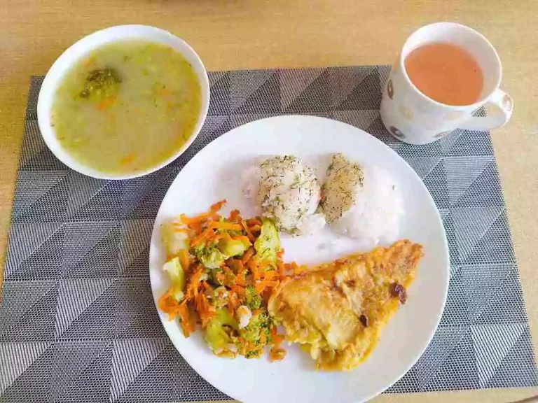 Obiad: dieta podstawowa

zupa brokułowa 450ml, smażona ryba w panierce w sosie koperkowym 100g, ryż biały 100g, bukiet warzyw 100g, woda z sokiem owocowym
A: 1,3,4,7

